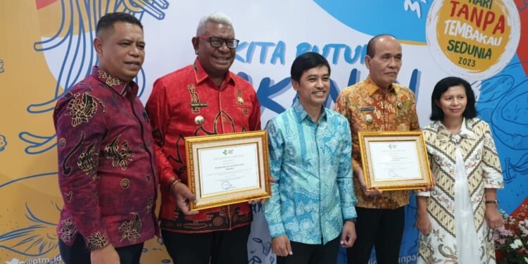Didampingi Kepala Dinas Kesehatan, Plt Bupati Mimika Johannes Rettob Terima Penghargaan Paramesti di Jakarta