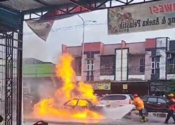 Sebuah Mobil Sedan dengan Tangki Ganda Hangus Terbakar di Jalan Hasanuddin Timika, Depan Grapari Telkomsel