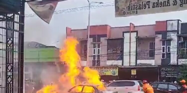 Sebuah Mobil Sedan dengan Tangki Ganda Hangus Terbakar di Jalan Hasanuddin Timika, Depan Grapari Telkomsel