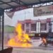 Sebuah Mobil Sedan dengan Tangki Ganda Hangus Terbakar di Jalan Hasanuddin Timika, Depan Grapari Telkomsel
