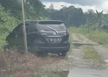 Sebuah Mobil Avansa Hitam Sudah Terparkir Tiga Hari di Pinggir Kebun Warga SP 1, Pemiliknya Tidak Diketahui