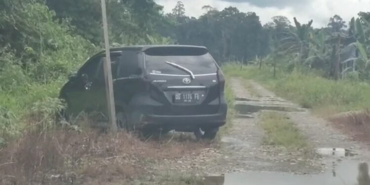 Sebuah Mobil Avansa Hitam Sudah Terparkir Tiga Hari di Pinggir Kebun Warga SP 1, Pemiliknya Tidak Diketahui