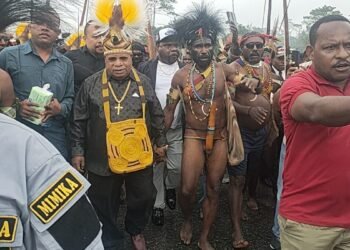 Warga Timika Padati Bandara Mozes Kilangin Sambut Eltinus Omaleng