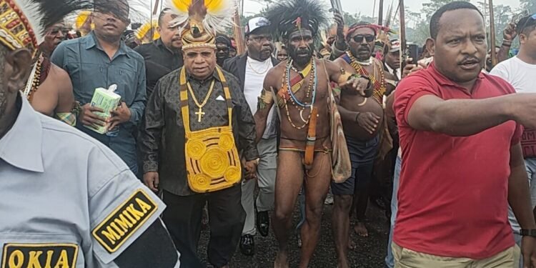 Warga Timika Padati Bandara Mozes Kilangin Sambut Eltinus Omaleng