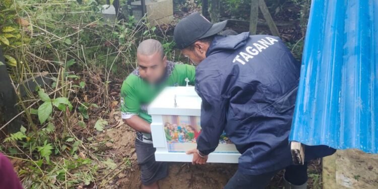 Dinsos Mimika Kuburkan Bayi yang Ditemukan di Kali Selamat Datang Timika