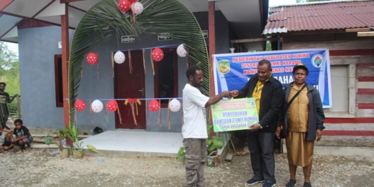 Pemkam Tunas Matoa Serahkan Dua Unit Rumah Layak Huni kepada Warga