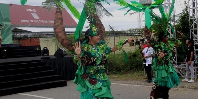 Sandiaga Uno Apresiasi Pagelaran Mimika Dance Carnival, Event Internasional Pertama Kali di Mimika