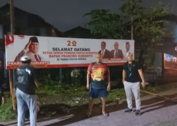 Tansil Ashari Tebar 150 Baliho Sambut Kedatangan Menhan, Prabowo Subianto di Timika