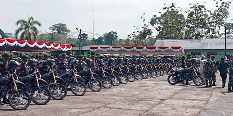 Prabowo Subianto Serahkan 79 Sepeda Motor Trail Untuk Babinsa di Timika