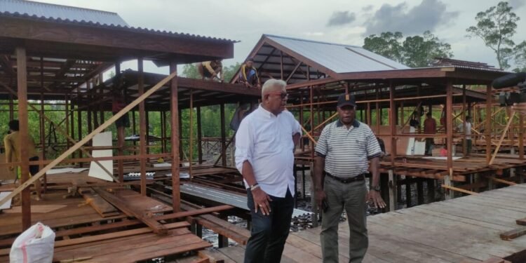 Tinjau Perumahan Rakyat Suku Kamoro di Pomako, Wabup Mimika Minta Dinas Terkait Tingkatkan Pengawasan