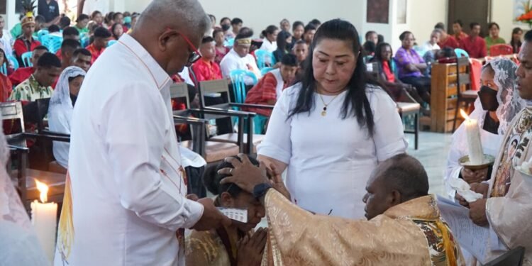 Administrator Diosesan Keuskupan Timika Terimakan Sakremen Krisma kepada 173 Umat, Johannes Rettob dan Istri jadi Wali Krismawan-Krismawati