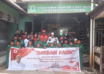 Serahkan Bingkisan, Ketua PMI Mimika, Johannes Rettob Menyapa dengan Penuh Kasih Anak Panti Asuhan