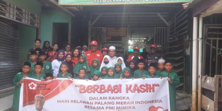 Serahkan Bingkisan, Ketua PMI Mimika, Johannes Rettob Menyapa dengan Penuh Kasih Anak Panti Asuhan