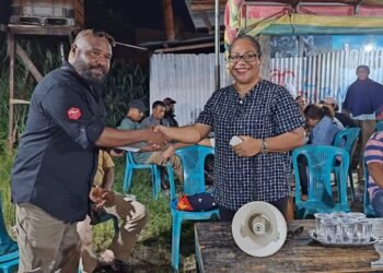 Bertha Ibo dan Bara Hasibuan Serahkan Bantuan untuk Korban Erupsi Gunung Lewotobi Melalui Warga Lamaholot di Timika