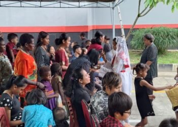 Misa Jumat Agung di Gereja Santo Stefanus Sempan, Ribuan Umat Katolik Lakukan Ritual Cium Salib