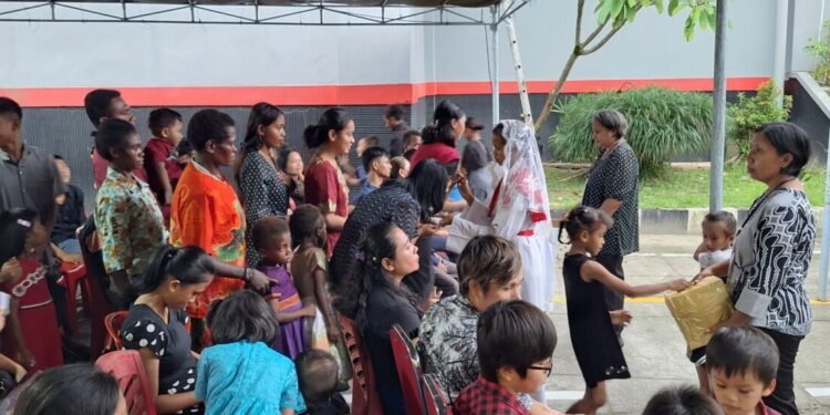 Misa Jumat Agung di Gereja Santo Stefanus Sempan, Ribuan Umat Katolik Lakukan Ritual Cium Salib