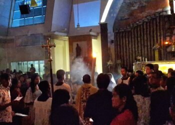 Upacara Cahaya Awali Misa Malam Paskah di Gereja Santo Stefanus Sempan Timika