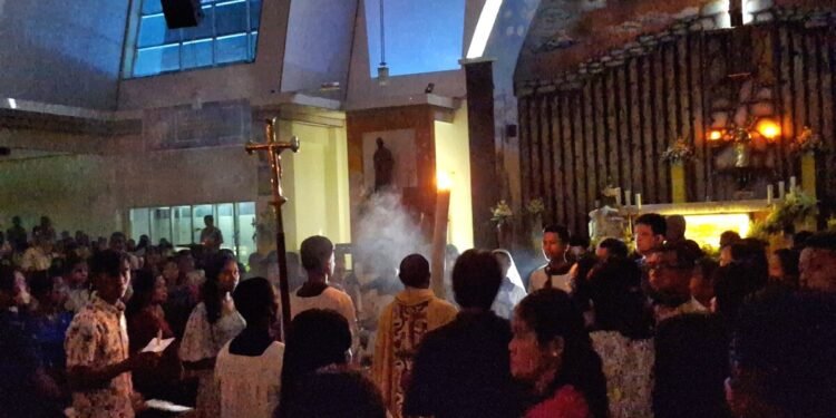 Upacara Cahaya Awali Misa Malam Paskah di Gereja Santo Stefanus Sempan Timika
