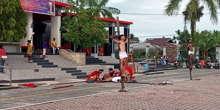 Mengenang Pengorbanan Yesus Sang Penebus Dosa Manusia, OMK Gereja Santo Stefanus Sempan Gelar Prosesi Jalan Salib Hidup