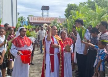 Misa Minggu Palma di Gereja Santo Stefanus Timika Berlangsung Meriah, Pastor Paroki Pesan Kisah Sengara Yesus Mengingatkan untuk Tidak Menghakimi Sesama