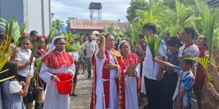 Misa Minggu Palma di Gereja Santo Stefanus Timika Berlangsung Meriah, Pastor Paroki Pesan Kisah Sengara Yesus Mengingatkan untuk Tidak Menghakimi Sesama
