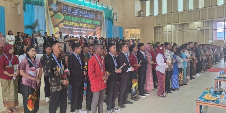 Pelepasan 358 Murid Kelas IX SMP Negeri II Mimika, Kepala Sekolah Pesan Orangtua Kawal Anak Gapai Cita-Cita