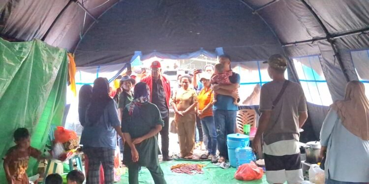 Kunjungi Korban Kebakaran Depan Bank Papua, Bupati Mimika sebagai Ketua PMI Serahkan 48 Paket Bantuan, Warga: Terima Kasih Bapak Sudah Berkunjung, Kami Makin Semangat