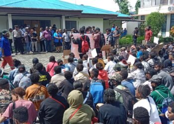 Gelar Demo Depan Kantor YPMAK, Ratusan Mahasiswa dan Pelajar Minta Freeport Stop Eksploitasi SDA Mimika