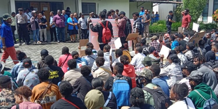 Gelar Demo Depan Kantor YPMAK, Ratusan Mahasiswa dan Pelajar Minta Freeport Stop Eksploitasi SDA Mimika