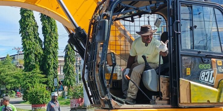 Salah Satu Pengusaha Papua, Maximus Tipagau Bantu Bersihkan Sisa Puing Bagunan Pasca Kebakaran di Jalan Yos Sudaro