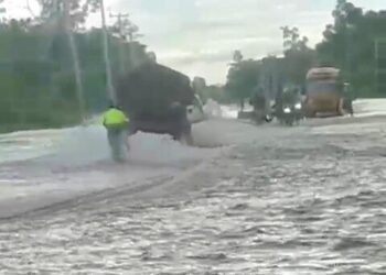 Kali Tiga di Jembatan Kembar SP 5 Mimika Meluap, Air Genangi Jalan Raya