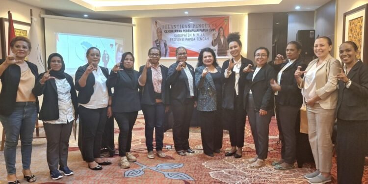 Rosaline Irene Rumaseuw Lantik Pengurus Cendekiawan Perempuan Papua Kabupaten Mimika
