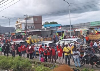 Antar ‘Joel’ Daftar d KPU Mimika, Warga Padati Jalan Hasanuddin