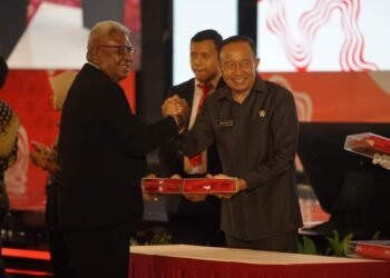 Terima Duplikat Bendera Pusaka dari BPIP di Jakarta Jelang HUT RI, Bupati Mimika Ajak Masyarakat Harus Merdeka Dalam Semua Hal