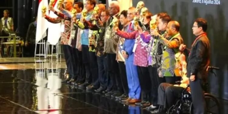 Peserta BPJS Kesehatan Capai 98 Persen, Bupati Mimika Terima Penghargaan UHC Award 2024