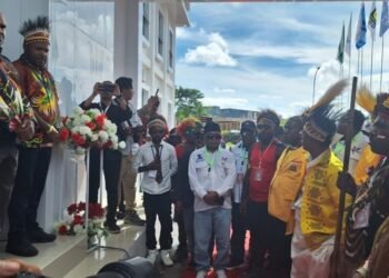 Sesudah Deklarasi, Bakal Pasangan Calon Bupati dan Wakil Bupati, Maximus Tipagau-Peggi Patrisia Pattipi Daftar di KPU Mimika