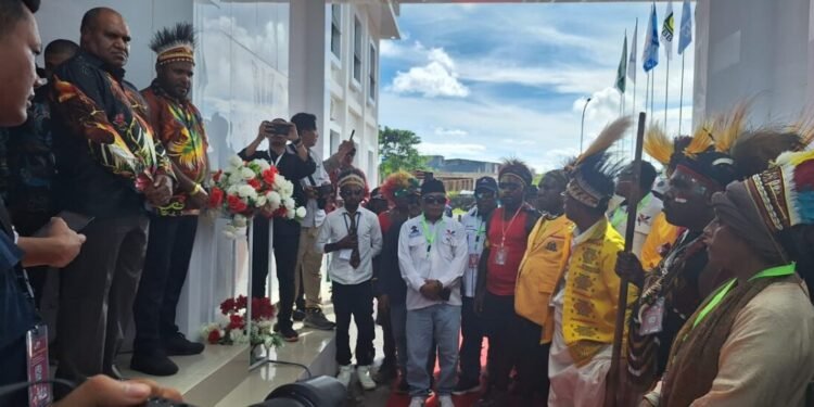 Sesudah Deklarasi, Bakal Pasangan Calon Bupati dan Wakil Bupati, Maximus Tipagau-Peggi Patrisia Pattipi Daftar di KPU Mimika