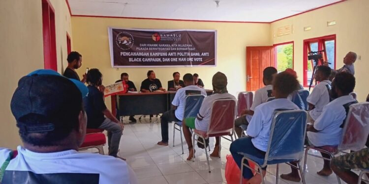 Hadiri Sosialisasi Pencanangan Kampung Anti Politik Uang, Anti Kampanye Hitam dan Satu Orang Satu Suara di Kwamki Narama, Deputi Bawaslu RI Sebut Rangkul Masyarakat Turut Awasi Pilkada