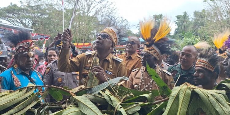 Perayaan HUT ke-48 Miktim Berlangsung Meriah, Dirangkaikan dengan Peresmian Kantor Distrik Secara Adat dan Pemerintah oleh Bupati Mimika