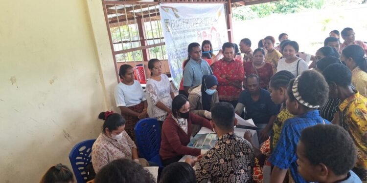 Petugas Puskesmas Wania Lakukan Pemeriksaan Kesehatan di Halaman Gereja Santo Agustinus Nawaripi, Tindak Lanjut Program ‘Tempo Kas Tuntas’