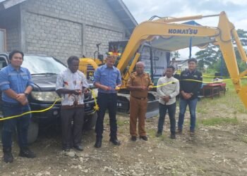 Pemotongan pita sebagai salah satu simbol serah terima bantuan satu unit Excavator PC 70-8 dan Isuzu Panther LV dari United Tractors Site Timika kepada SMK Harapan Timika. (Foto: Yosefina/CARTENZNEWS.com)