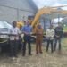 Pemotongan pita sebagai salah satu simbol serah terima bantuan satu unit Excavator PC 70-8 dan Isuzu Panther LV dari United Tractors Site Timika kepada SMK Harapan Timika. (Foto: Yosefina/CARTENZNEWS.com)
