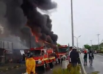 Kebakaran sejumlah kios di depan Lapangan Djayanti Timika. (Foto: Istimewa)