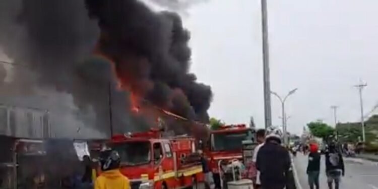 Kebakaran sejumlah kios di depan Lapangan Djayanti Timika. (Foto: Istimewa)