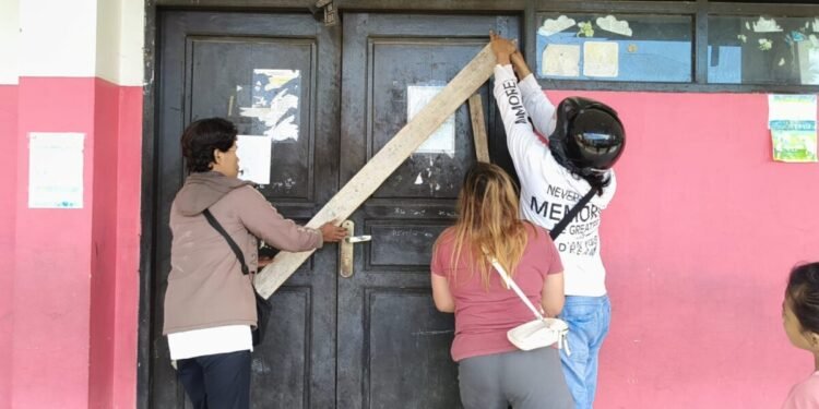 Masih Juga Dipalang, Orang Tua Siswa SD Negeri Inauga Timika Lakukan Aksi Bongkar Palang