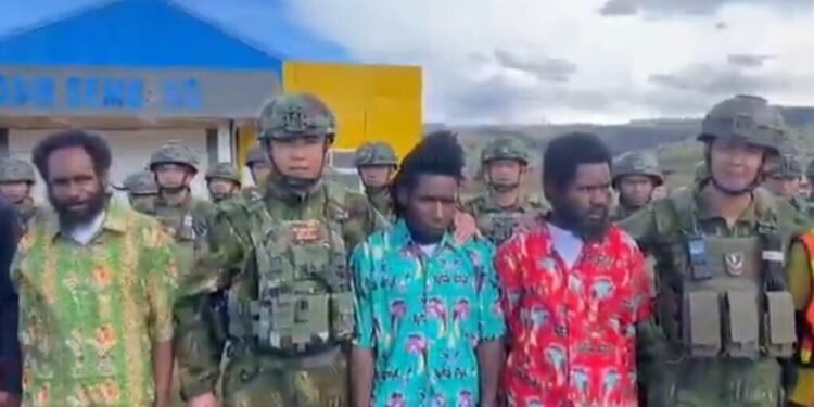 Tiga orang anggota Kelompok TPNPB-OPM Kodap XXVIII/Sinak Berikrar Kembali ke NKRI