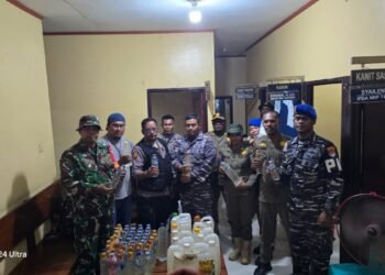 Razia Penumpang Kapal KM Lauser di Pelabuhan Pomako Mimika Personil Gabungan Amankan 117 Liter Sopi