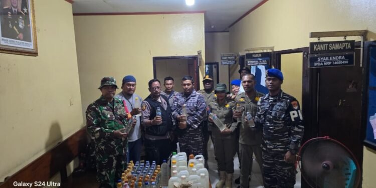 Razia Penumpang Kapal KM Lauser di Pelabuhan Pomako Mimika Personil Gabungan Amankan 117 Liter Sopi