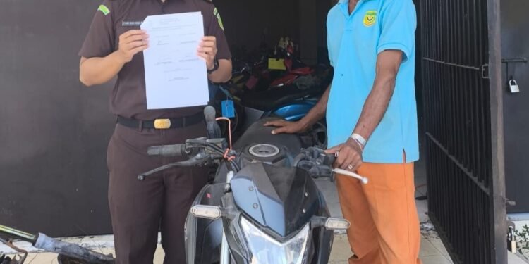 Kejari Mimika Kembalikan Barang Bukti Kasus Pencurian yang Berkekuatan Hukum Tetap Kepada Pemiliknya