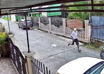 Terekam CCTV Dua Pemuda Lakukan Percobaan Pembakaran Disalahsatu Perumahan di Mimika